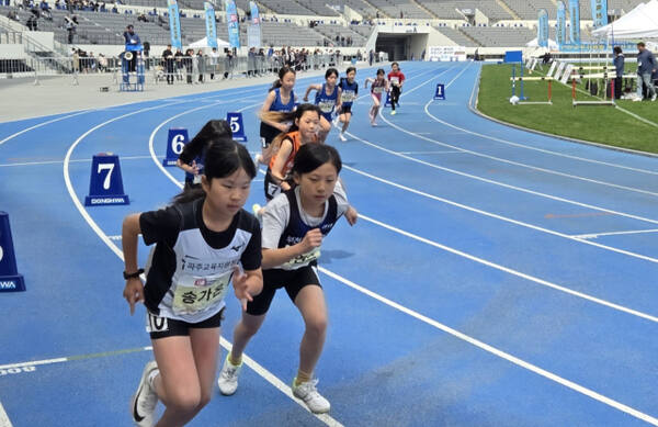 용인 미르스타디움에서 열린 2025 경기도교육감기 육상대회에서 여자 초등부 선수들이 출발을 하고 있다.황선학기자