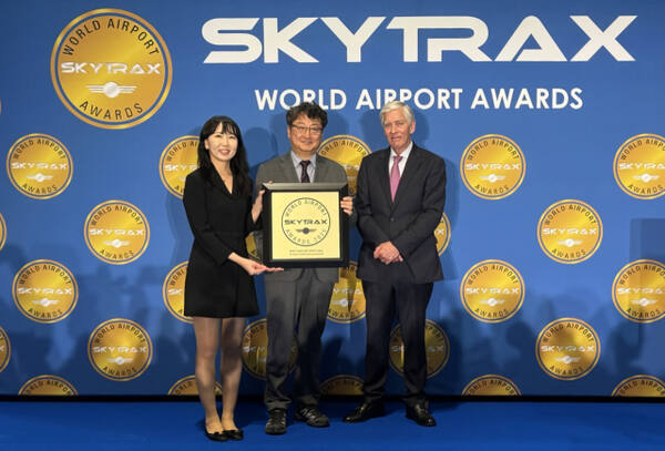 김창규 인천국제공항공사 운영본부장(가운데)이 10일 스카이트랙스(Skytrax) 주관으로 스페인 마드리드에서 열린 ‘2025 월드 에어포트 어워즈(2025 World Airport Awards)’에서 최우수상을 받고 있다. 공항공사 제공