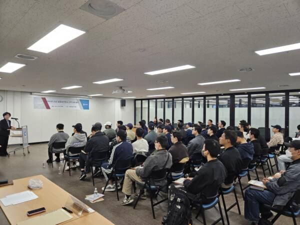 지난 9일 인천시청 소통회의실에서 공중보건의사들이 2025년도 신규 배치 안내사항을 듣고 있다. 인천시 제공