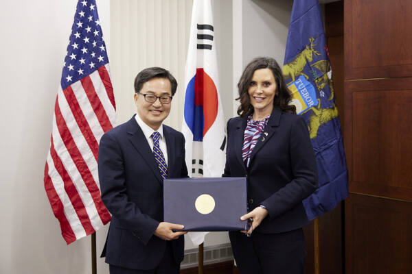 10일(현지 시간) 김동연 경기도지사와 그레첸 휘트머 미시간주지사가 자동차 부품 관세 문제에 공동 대응하기 위한 4개 항에 합의하고 기념사진을 촬영하고 있다. 경기도 제공