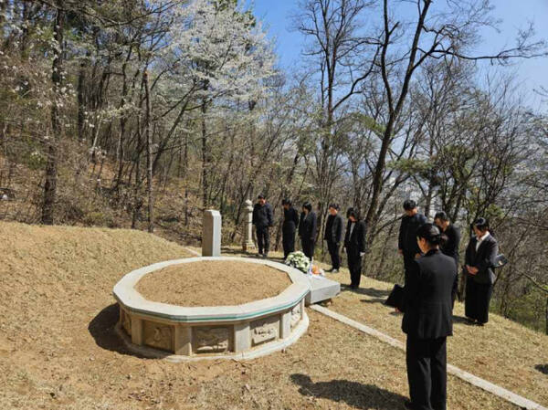 11일 오전 용인 유근선생묘에서 경기동부보훈지청 직원 등 관계자들이 참배를 하고 있다. 경기동부보훈지청 제공