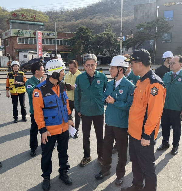 김성중 행정1부지사가 11일 오후 붕괴사고가 발생한 광명시 신안산선 공사 현장 찾아 현장을 살펴보고 있다. 경기도 제공