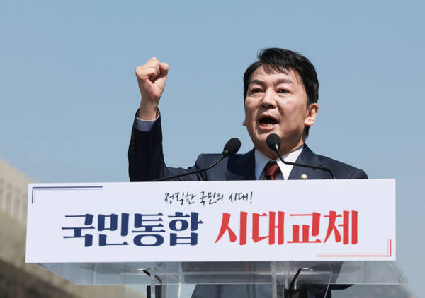 국민의힘 안철수 의원이 지난 8일 서울 광화문광장 이순신 동상 앞에서 제21대 대통령 선거 출마를 선언하며 주먹을 불끈 쥐고 있다. 연합뉴스