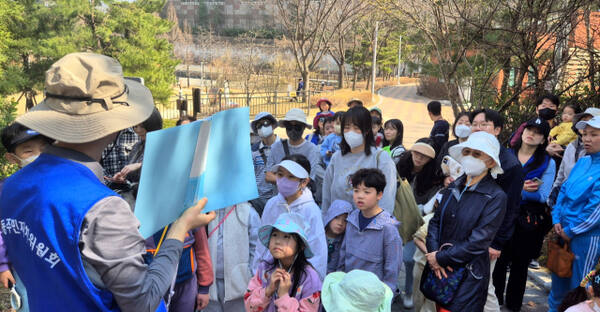 12일 오전 용인시 기흥구 영덕1동 주민자치위원회가 진행하는 아파트 숲해설 프로그램에 참가한 단지 주민들이 자연과 교감하는 시간을 보내고 있다. 영덕1동 주민자치위원회 제공