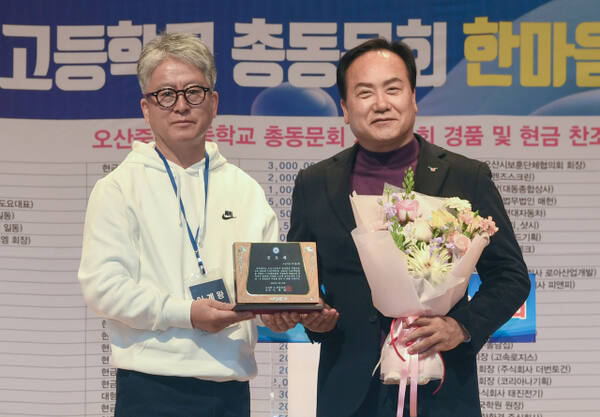 이계왕 오산중고등학교 총동문회장(좌)이 이권재 시장에게 공로패를 전달했다.