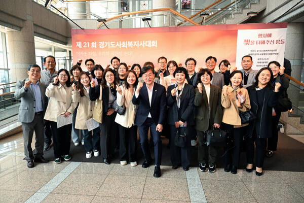 안산시가 ‘제21회 경기도사회복지대회’서 우수 기초지자체상 수상을 수상했다. 안산시 제공