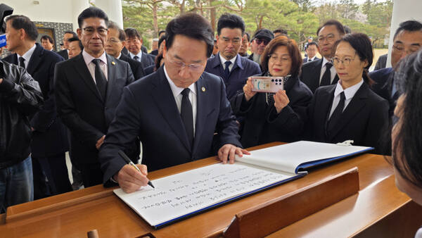 13일 유정복 인천시장이 현충탑에서 참배를 마치고 방명록을 적고 있다. 장민재 기자