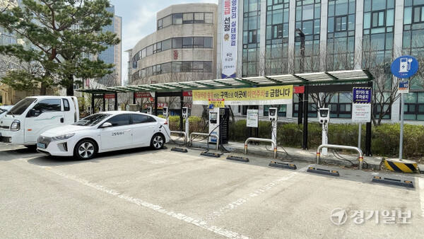 고양특례시청 주차장에 빈 자리가 없는 것과는 대조적으로 전기차 충전소는 6면 중 4면이 비어 있다. 신진욱기자