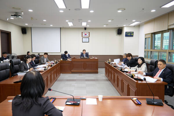 11일 오전 용인특례시의회에서 김진석 자치행정위원장을 비롯한 상임위원회 소속 의원들이 상정된 안건을 검토하고 있다. 용인특례시의회 제공