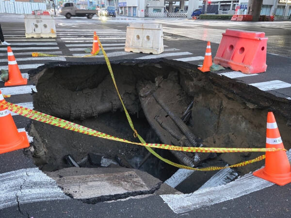 부산 사상구 도시철도 공사 현장 주변에 대형 싱크홀이 발생했다. 연합뉴스