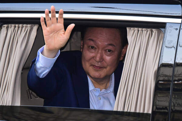 윤석열 전 대통령이 지난 11일 한남동 관저에서 서울 서초구 아크로비스타 사저로 이동하며 지지자들에게 인사하고 있다. 연합뉴스
