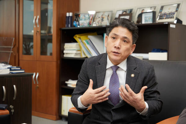 이창식 용인특례시의회 부의장이 경기일보와 인터뷰를 진행하고 있다. 용인특례시의회 제공