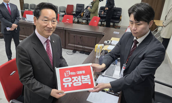 유정복 인천시장이 14일 서울 여의도 국민의힘 중앙당사에서 대통령선거 경선 후보 등록을 하고 있다. 장민재 기자