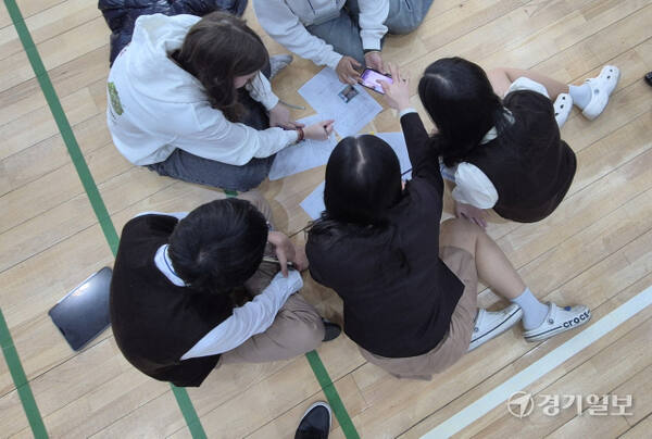 성남외고 학생들이 미국 학생들과 ‘사인-코사인 법칙 활용 문제 해결’ 풀이를 하고 있다. 박용규기자