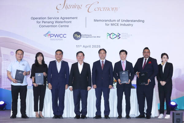 지난 11일 말레이시아 페낭에서 열린 PWCC운영 계약 체결식에서 참석자들이 계약서에 서명한 후 기념촬영을 하고 있다. (오른쪽 세번째부터)이재율 킨텍스 대표, 이동환 고양특례시장, 차우 콘 야우 페낭주총리. 고양특례시 제공