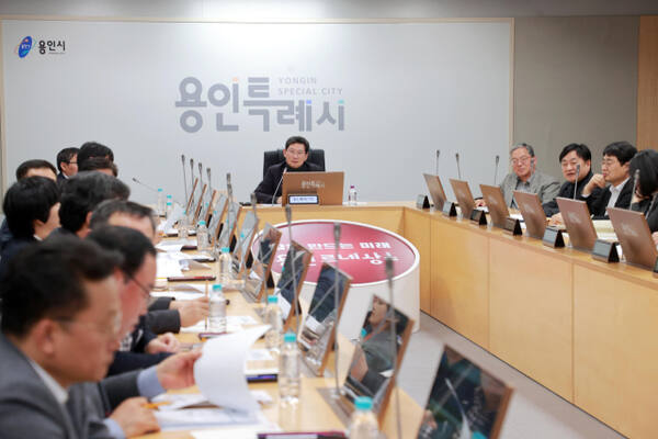 지난달 19일 용인시청 영상회의실에서 ‘용인 시민프로축구단’ 창단 준비 회의가 진행되고 있다. 용인특례시 제공