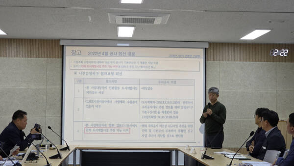 이형록 김포도시관리공사 사장이 기자들의 질문에 답하고 있다. 양형찬 기자