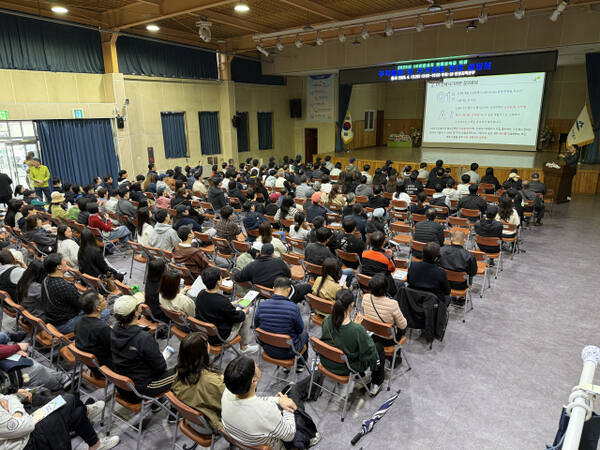 지난 12일 오후 인천 미추홀구청서 열린 ‘LH 전세사기 주택매입 방안 및 주거지원 제도 안내설명회’에서 참석자들이 설명회를 듣고 있다. LH 인천지역본부 제공