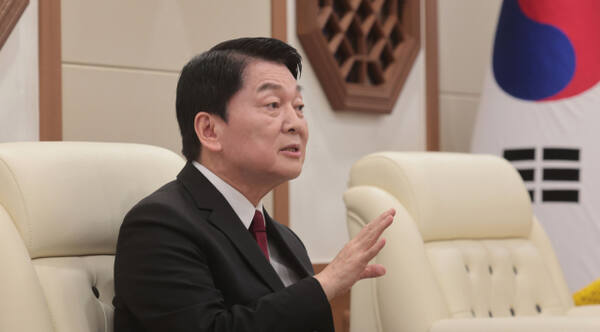 14일 오후 국민의힘 대선 경선 주자인 안철수 의원이 경남도청을 방문해 박완수 경남지사와 이야기를 나누고 있다. 연합뉴스