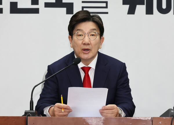 국민의힘 권성동 원내대표가 15일 국회에서 열린 원내대책회의에서 발언하고 있다. 연합뉴스
