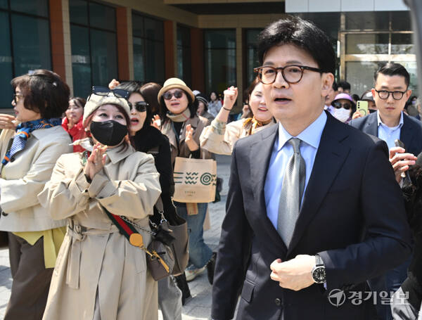 국민의힘 대선 경선 주자인 한동훈 전 대표가 15일 정책비전을 발표한 뒤 국회 소통관을 빠져나오자 지지자들의 열렬한 환호를 받고 있다.조주현기자