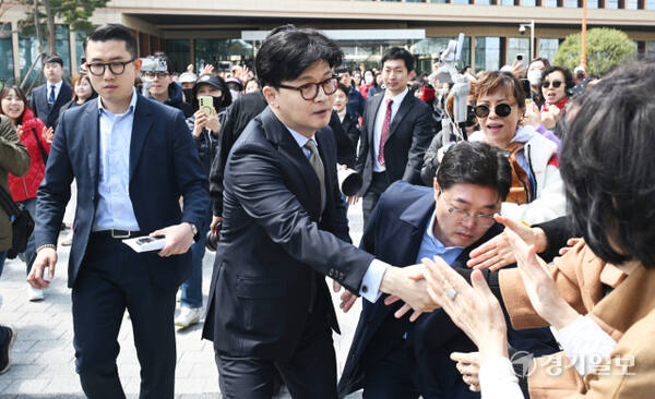 국민의힘 대선 경선 주자인 한동훈 전 대표가 15일 정책비전을 발표한 뒤 국회 소통관을 빠져나오자 지지자들의 열렬한 환호를 받고 있다.조주현기자