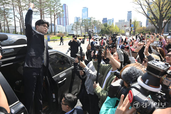 국민의힘 대선 경선 주자인 한동훈 전 대표가 15일 정책비전을 발표한 뒤 국회 소통관을 빠져나오자 지지자들이 환호하고 있다.조주현기자
