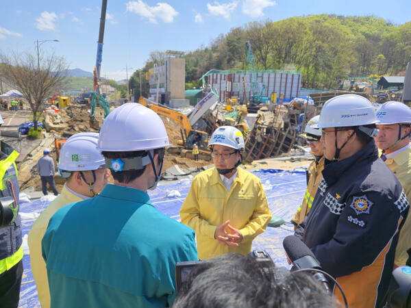 15일 김동연 경기도지사가 광명시 일직동 신안산선 붕괴사고 현장을 찾아 구조 작업 진행 현황을 브리핑 받고 있다. 이진기자