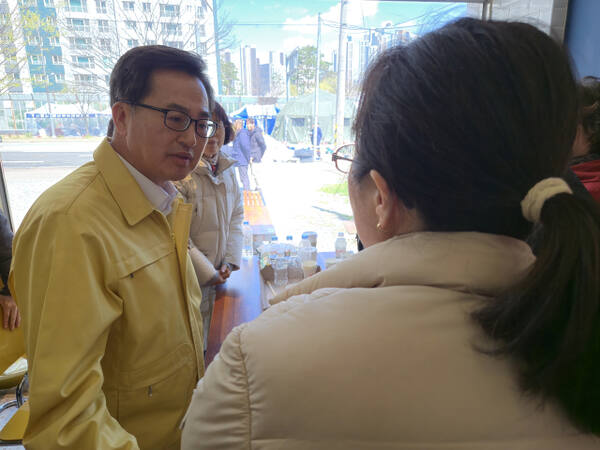 15일 김동연 경기도지사가 광명시 신안산선 붕괴사고 현장에서 실종자의 가족들과 대화하고 있다. 이진기자