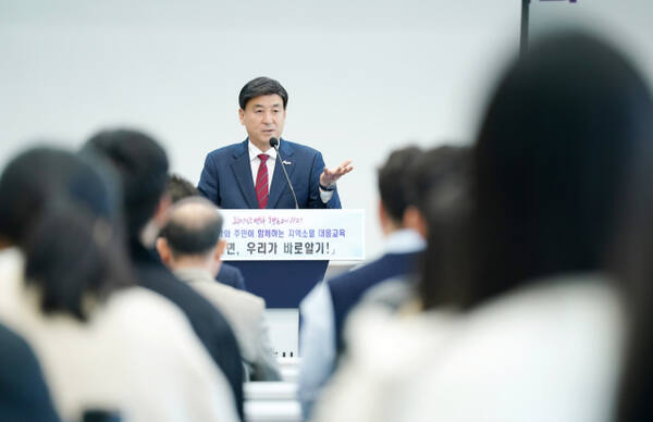 방세환 광주시장이 15일 회의실에서 열린 ‘남종면바로알기’ 교육에서 팔당상수원보호를 위한 중첩 규제로 오랜 기간 개발이 제한되며 인구감소가 지속되고 있는 남종면의 현실에 대해 설명하고 있다. 광주시 제공