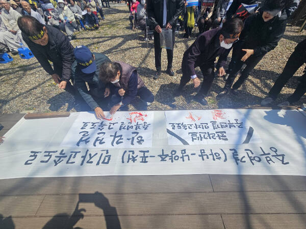 하남시비상대책위원회 주민들이 하남시 천현동 행정복지센터에서 중부연결 민자고속도로 건설사업 반대 결사 투쟁으로 혈서를 쓰고 있다. 독자 제공