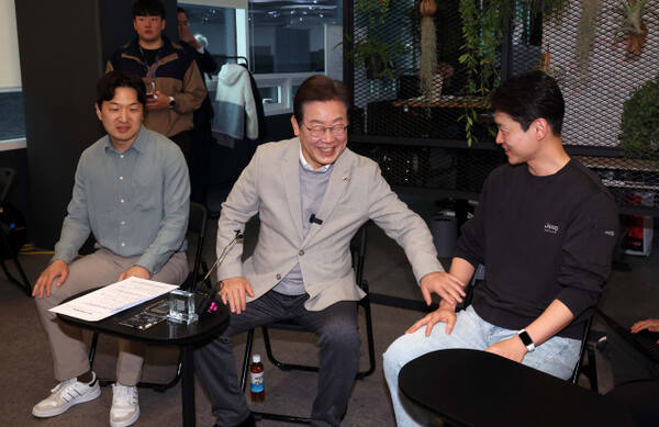 더불어민주당 이재명 대선 예비후보가 지난 14일 서울 강남구 퓨리오사AI를 방문한 모습. 연합뉴
