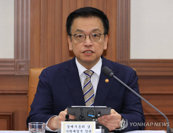 최상목 부총리 겸 기획재정부 장관이 15일 서울 종로구 정부서울청사에서 열린 경제관계장관회의 겸 산업경쟁력강화 관계장관회의에서 발언하고 있다. 연합뉴스