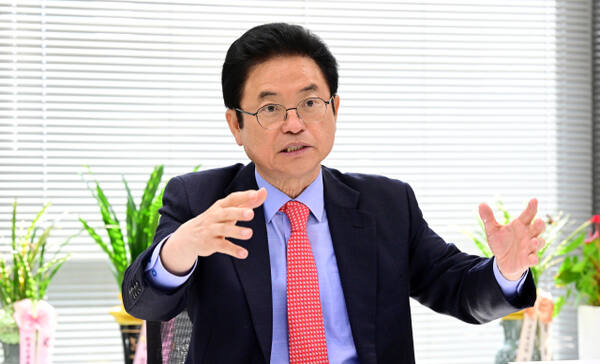 15일 한국인터넷신문협회 심층인터뷰에서 발언하고 있는 이철우 경북지사. 인신협 제공