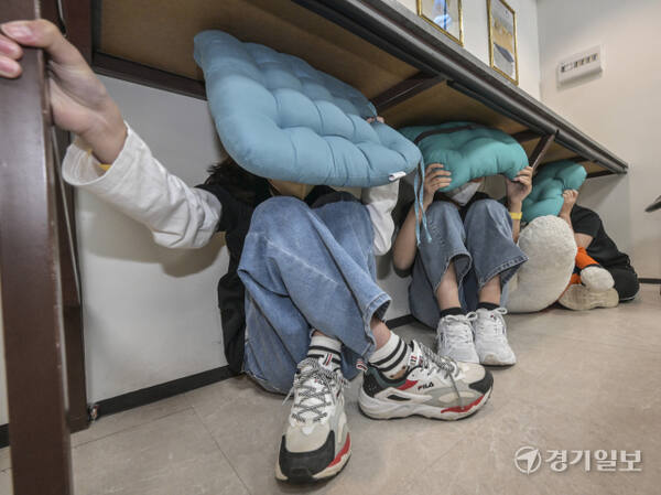 국민안전의 날인 16일 오전 경기도 국민안전체험관을 찾은 어린이들이 지진 대비 체험을 하고 있다. 국민안전의 날은 '재난 및 안전관리 기본법'에 의해 제정된 국가기념일로, 지난 2014년 4월 16일 발생한 세월호 참사 이후 안전의 중요성을 되새기자는 의미로 제정됐다. 윤원규기자