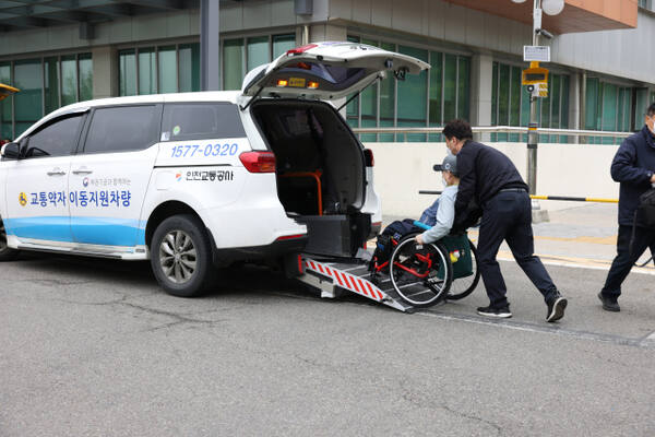 인천교통공사가 교통약자 이동지원을 돕기위한 장애인콜택시를 운영하고 있다. 교통공사 제공