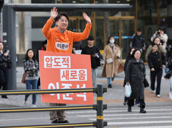 개혁신당 이준석 의원이 16일 서울 금천구 가산디지털역 앞에서 출근길 시민들에게 인사를 하고 있다. 연합뉴스