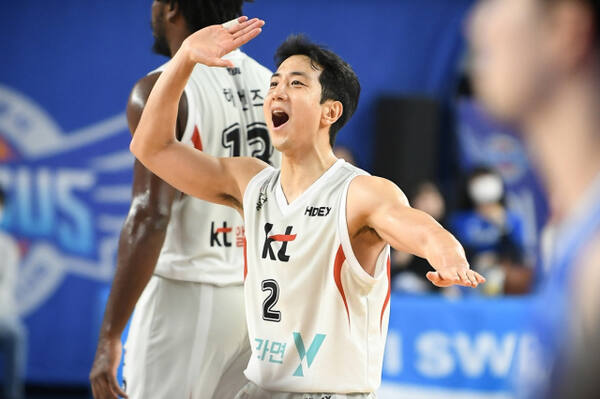 16일 대구실내체육관에서 열린 한국가스공사와의 6강 PO 3차전서 35득점으로 맹활약한 KT 소닉붐의 허훈이 득점 후 환호하고 있다.KBL 제공