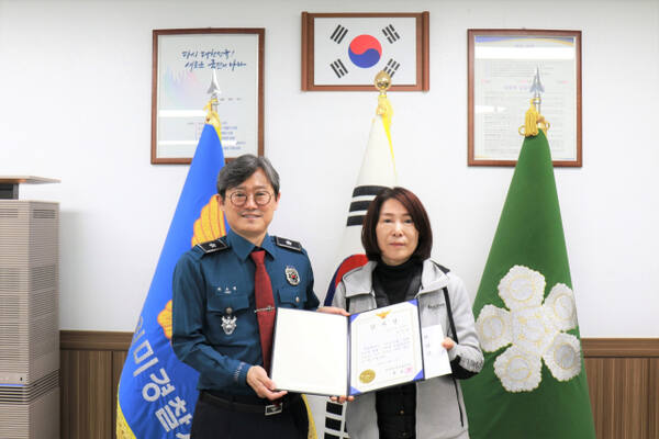 부천원미경찰서는 지난 10일 오전 10시 112신고를 통해 타인의 생명을 보호하는데 기여한 공이 큰 시민 A씨에게 감사장과 112신고 공로자 포상금을 수여했다. 부천원미경찰서 제공