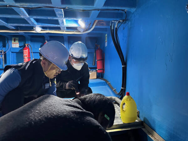 지난달 25일 평택해경이 안전사고 예방을 위한 유·도선 안전점검을 실시하고 있다. 평택해양경찰서 제공