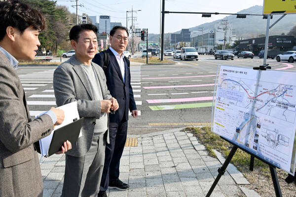 김동근 의정부시장이 신평화로 중앙버스전용차로 일시해제현장을 점검하고 있다. 의정부시 제공