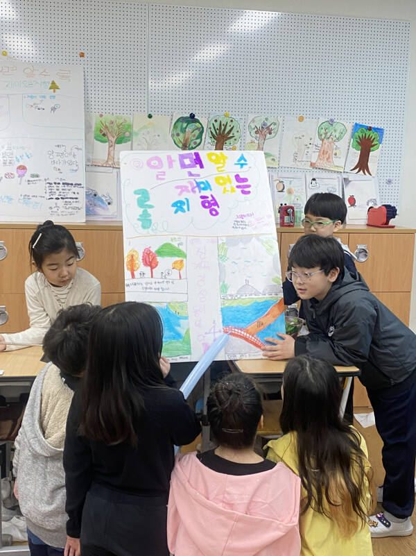 양평초 학생들이 ‘우리가 소개하는 양평 이야기’ 행사에서 쿠키 위에 초코 펜으로 양평의 지형을 그린 후 기념촬영을 하고 있다. 양평초 제공
