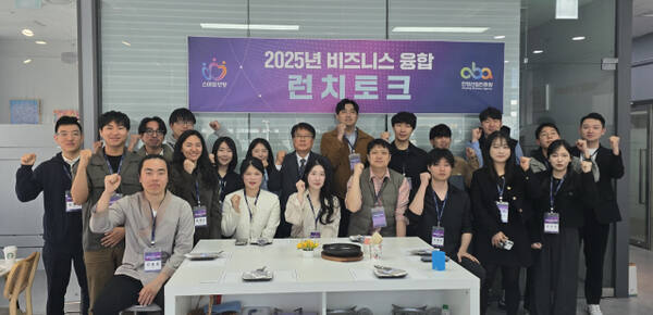 청년 창업가들은 세무회계 강연을 듣고 기업간 네트워킹을 마친 뒤 기념촬영을 가졌다. 안양시 제공.