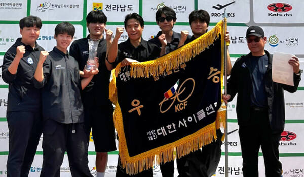제42회 대통령기 전국사이클대회 남자 일반부서 종합우승을 차지한 의정부시청 선수단이 정한종 감독(오른쪽)과 기념촬영을 하고 있다. 의정부시청 제공