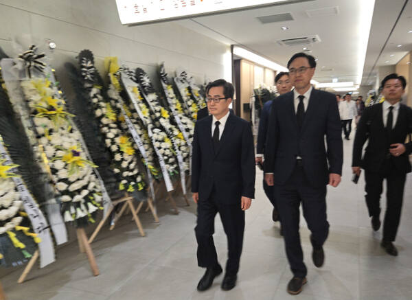 17일 김동연 경기도지사가 광명 중앙대 광명병원 장례식장에서 광명 신안산선 공사 현장 붕괴 사고 희생자 분향소를 조문하고 있다. 이진기자