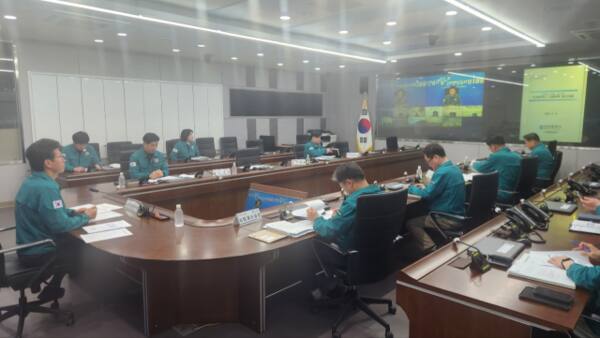 인천시가 지반 침하 관련 현황 점검 및 대책 마련을 위한 긴급회의를 하고 있다. 인천시 제공