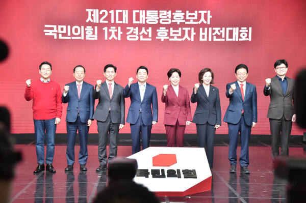 18일 서울 강서구 ASSA홀에서 열린 국민의힘 제21대 대통령 후보자 비전대회에서 8명(유정복 인천시장, 홍준표 전 대구시장, 김문수 전 고용노동부 장관, 안철수 의원, 양향자 전 의원, 나경원 의원, 이철우 경북도지사, 한동훈 전 대표)의 경선후보가 기념촬영을 하고 있다. 유정복 캠프 제공