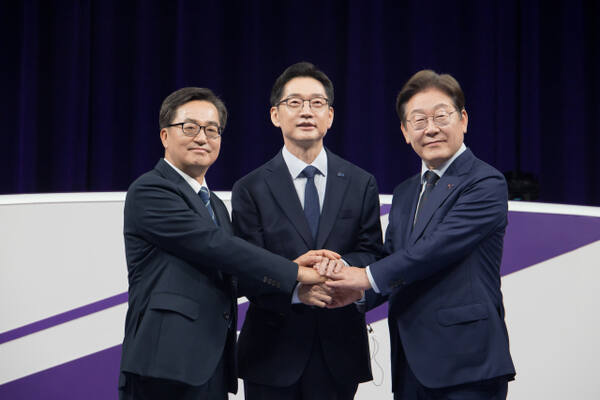 더불어민주당 대선 경선 주자 국회사진기자단 이재명(오른쪽부터)·김경수·김동연 후보가 18일 서울 마포구 상암동 MBC에서 첫 TV토론회에 앞서 기념 촬영을 하고 있다. 국회사진기자단