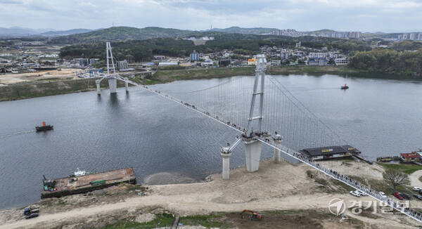 여주 남한강 출렁다리 임시개방이 진행된 19일 오후 출렁다리를 찾은 시민들이 남한강 풍경을 즐기고 있다. 내달 1일 여주도자기 축제 개막일 맞춰 정식 개통하는 남한강 출렁다리는 신륵사관광지와 금은모래관광지구를 잇는 길이 515ｍ, 폭 2.5ｍ의 보도 현수교로 성인 1천2백명이 동시에 통행 가능하다. 윤원규기자