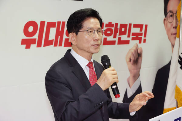 국민의힘 김문수 대선 경선 후보가 20일 서울 여의도 선거사무소에서 기업하기 좋은 대한민국 만들기를 주제로 경제 분야 공약을 발표하고 있다. 연합뉴스